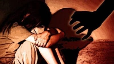 Mumbai में 8 वर्षीय बच्ची से बलात्कार: सुरक्षा गार्ड गिरफ्तार, थाने के बाहर प्रदर्शन और फांसी की मांग 26 Mumbai