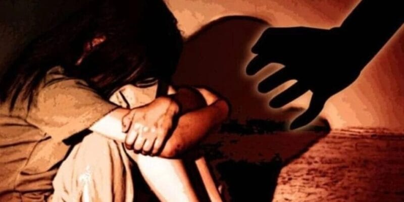 Mumbai में 8 वर्षीय बच्ची से बलात्कार: सुरक्षा गार्ड गिरफ्तार, थाने के बाहर प्रदर्शन और फांसी की मांग 1 Mumbai
