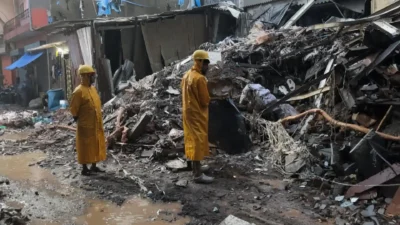 मुंबई में भारी बारिश के बीच बड़ा हादसा, मानखुर्द में तीन मंजिला इमारत ढही; 6 लोगों की मौत, कई घायल 30 मानखुर्द