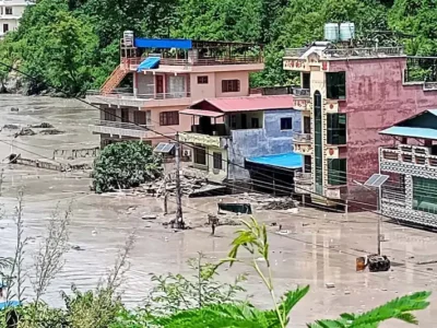 नेपाल में बाढ़ का कहर! चीन बॉर्डर पर मची तबाही, पुल और गांव पानी में बहे 2 नेपाल
