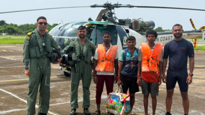 दमन तट के पास डूबती नाव में फंसी थी 9 जिंदगियां, चेतक हेलीकॉप्टर से कोस्ट गार्ड ने किया रेस्क्यू 30 दमन