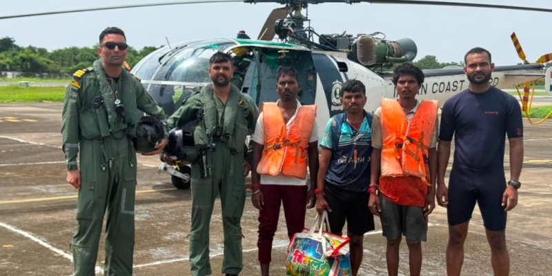 दमन तट के पास डूबती नाव में फंसी थी 9 जिंदगियां, चेतक हेलीकॉप्टर से कोस्ट गार्ड ने किया रेस्क्यू 1 दमन
